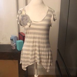 🆑FINAL PRICE‼️Grey and white striped shirt with big flower